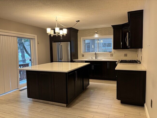 Building Photo - 100 Captain Eames Cir