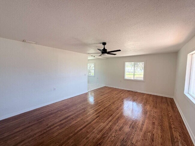 Foto del edificio - 3-Bedroom and 2-Bathroom with 1 Car Garage