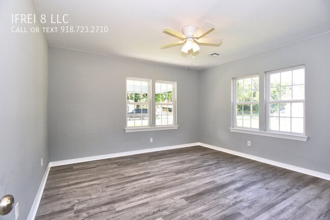 Foto del edificio - 3803 W Admiral Blvd