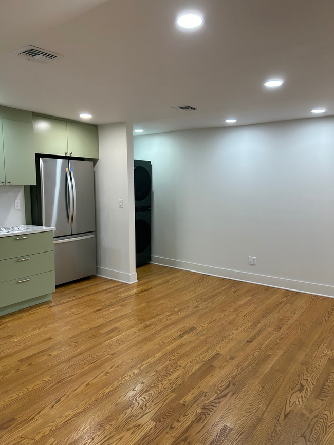 Building Photo - 238 Saint James Pl