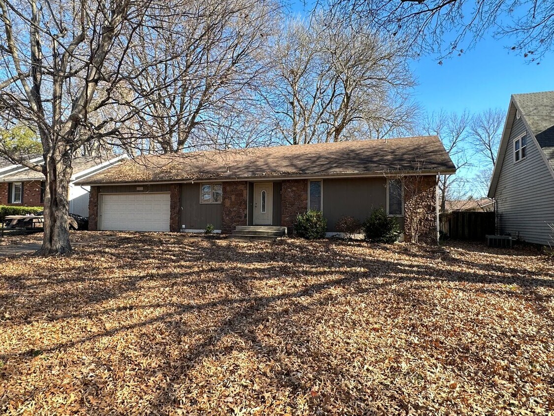 Primary Photo - Bueatiful Home in Springfield, MO