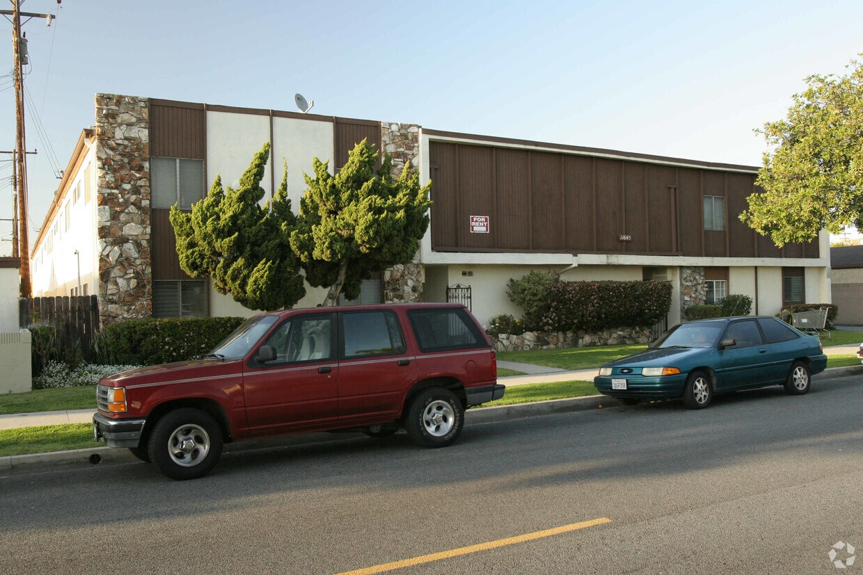 Primary Photo - 11645 Mapledale St
