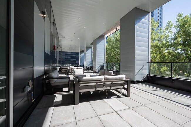 Building Photo - 1373 Av. Argyle