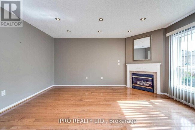 Building Photo - 2128 Redstone Crescent