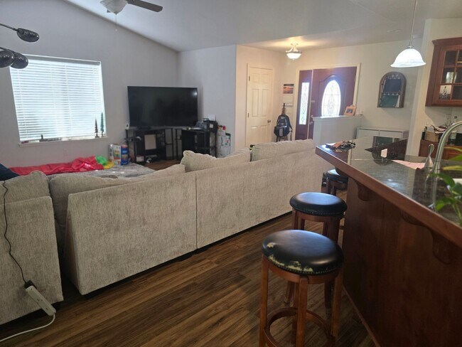 Foto del edificio - 3 bed 2 bath  Home for Rent in Grants Pass