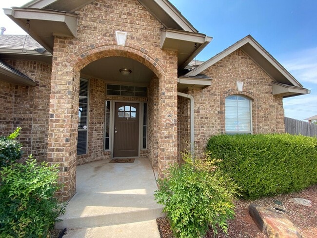Building Photo - 3 Bedroom 2 bath 3 Car Garage with Office!...