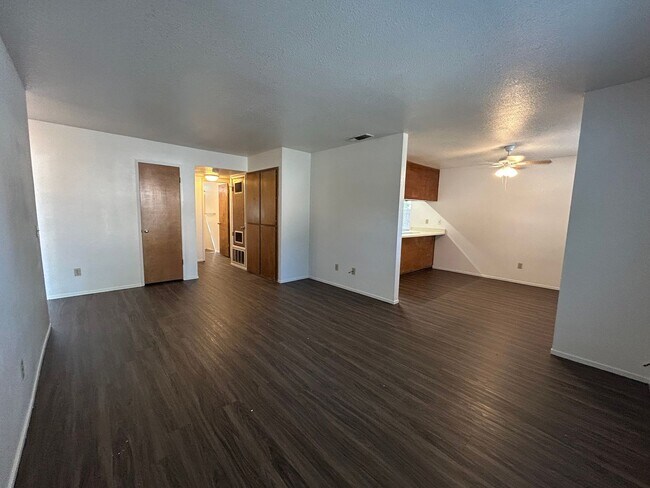Building Photo - 2 Lorayne Ct