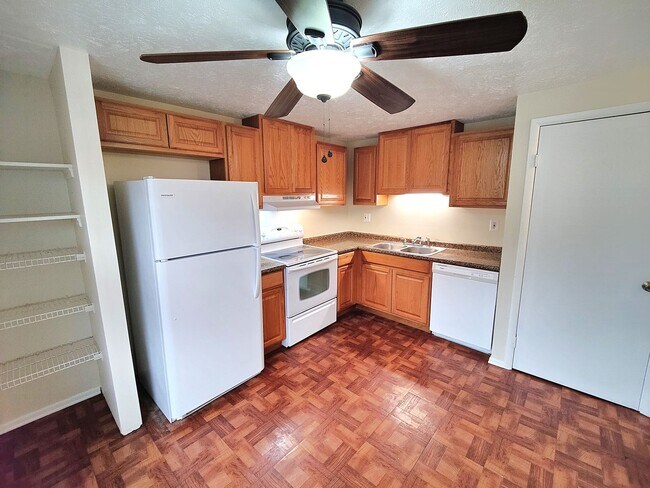 Foto del edificio - *Well-Maintained 3BD/1.5BA Townhouse Available in West Mifflin*
