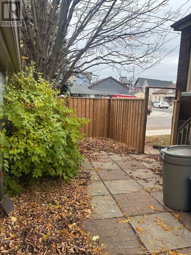 Building Photo - 226 Bay St N