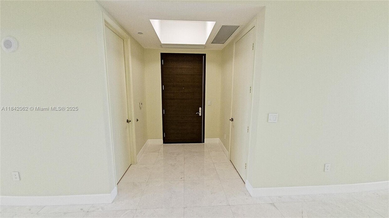 Primary Photo - 15901 Collins Ave