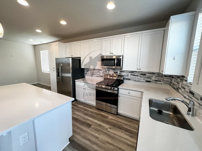 Building Photo - Move in Special- $750 off first full month...