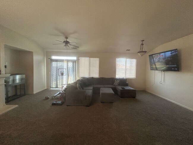 Building Photo - 4 bedrooms in Lemoore Easy Highway Access