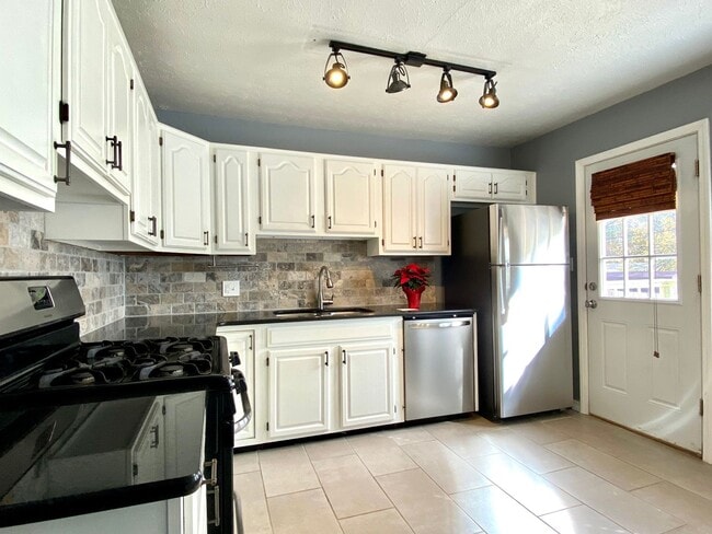 Foto del edificio - 3 Bed 1 bath with Huge Backyard!!