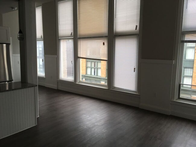 Building Photo - 238 N George St