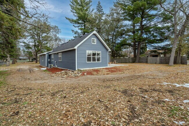 Building Photo - 6433 Cedar St