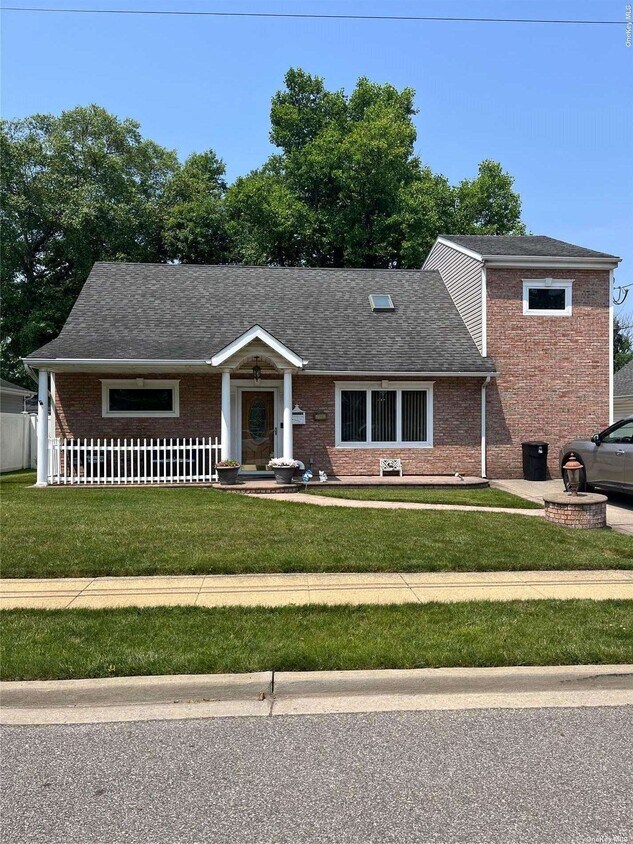 2348 Penatiquit Ave, Seaford, NY 11783 Townhome Rentals in Seaford NY