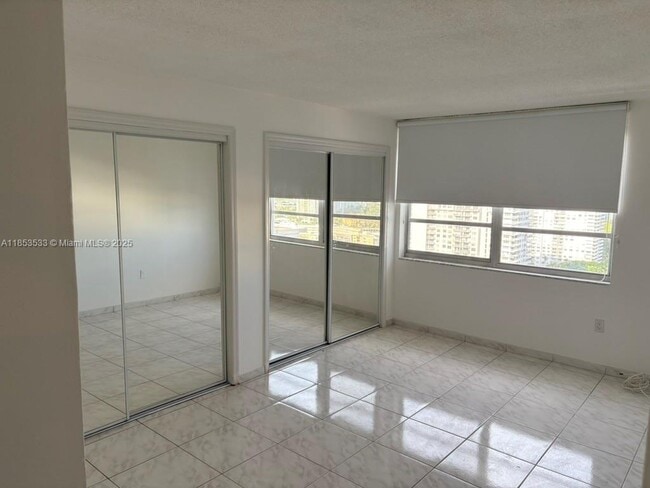Foto del edificio - 2750 NE 183rd St