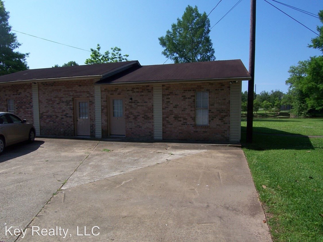 2 br, 1 bath House 1704C Horseshoe Drive House Rental in