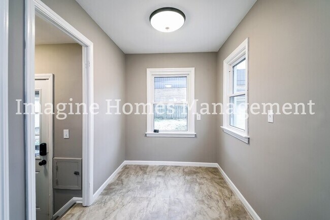 Building Photo - Completely Remodeled 2 Bedroom Home in Lak...
