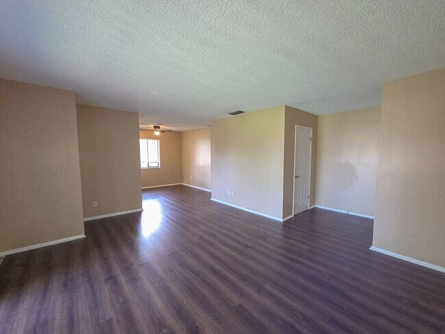 Building Photo - Affordable ground floor 2B/1B condo in des...