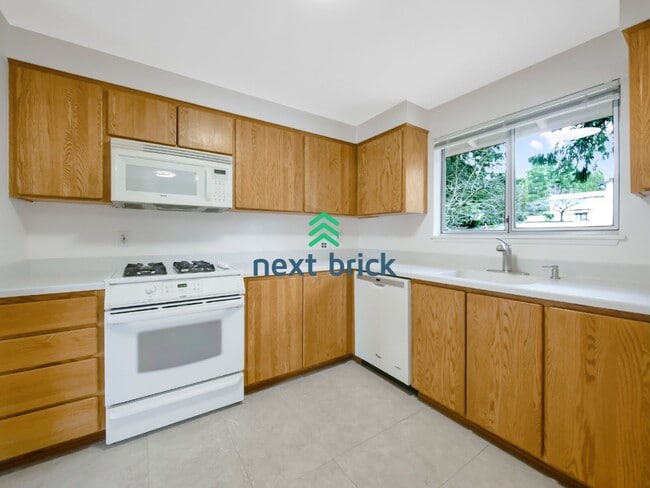 Building Photo - 6 Bed and 3 Bath Single Family Home Available Now!