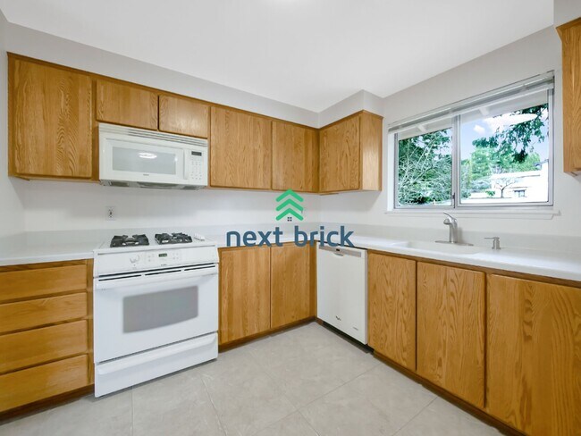 Foto del edificio - 6 Bed and 3 Bath Single Family Home Available Now!