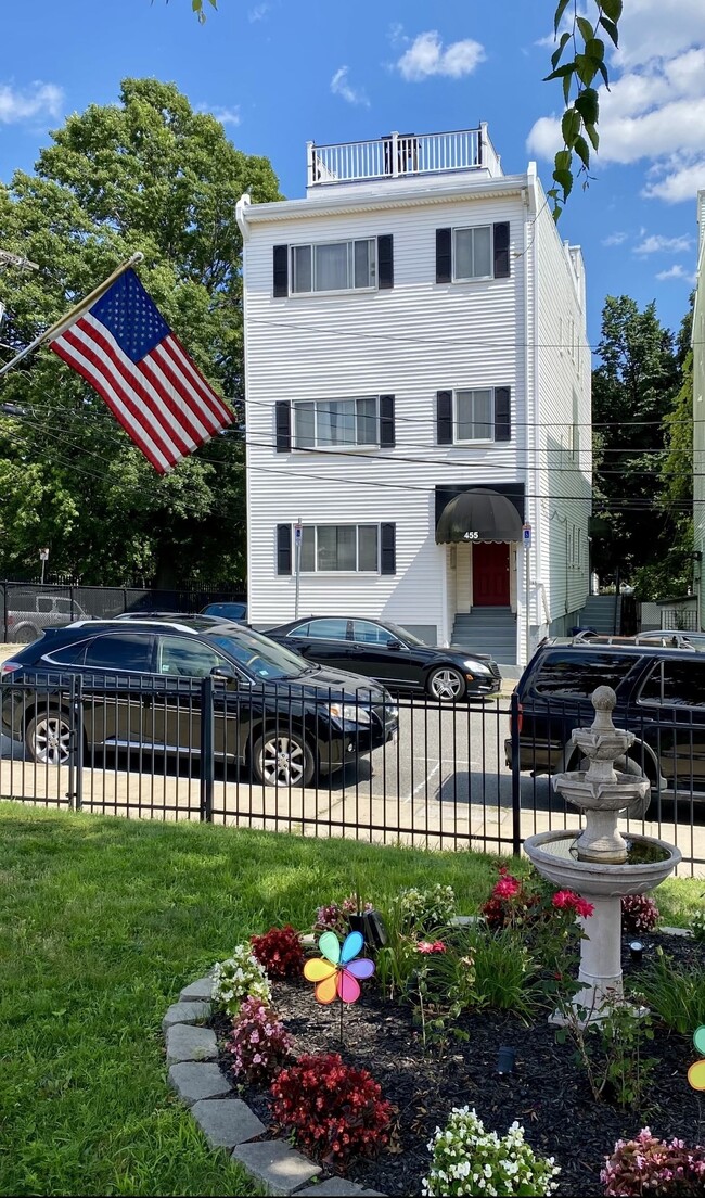 Building Photo - 455 Frankfort St