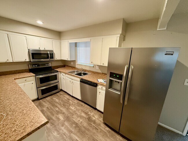 Planta 1 - Amplia cocina con electrodomésticos de alta gama. - 7401 W 56th Ter