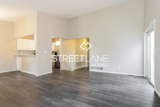 Building Photo - REDUCED!