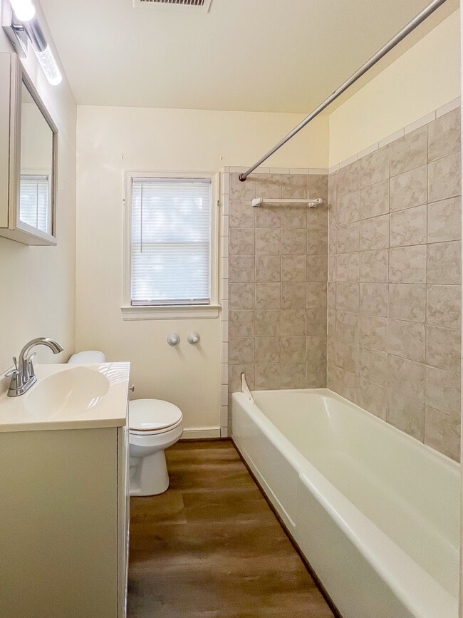 Building Photo - 404 N 10th Ave