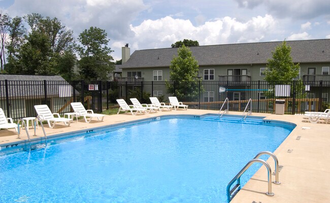 Relájate junto a la piscina. - Woods at Latimer (1 bed/1 bath community)
