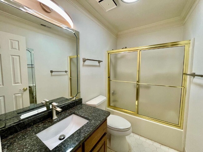 Foto del edificio - Spacious 6-Bedroom Gem In Fayetteville!