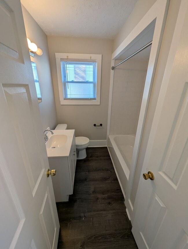 Building Photo - Beautiful 2 bedroom house with large yard, off street parking.  Ready to move in!