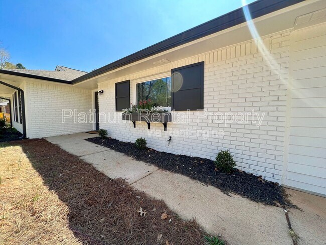 Building Photo - 212 Fernbank St