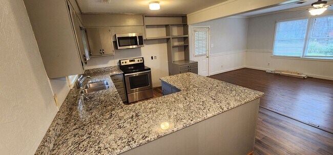 Foto del edificio - Great private home convenient to I40, Airport and Farmers Market