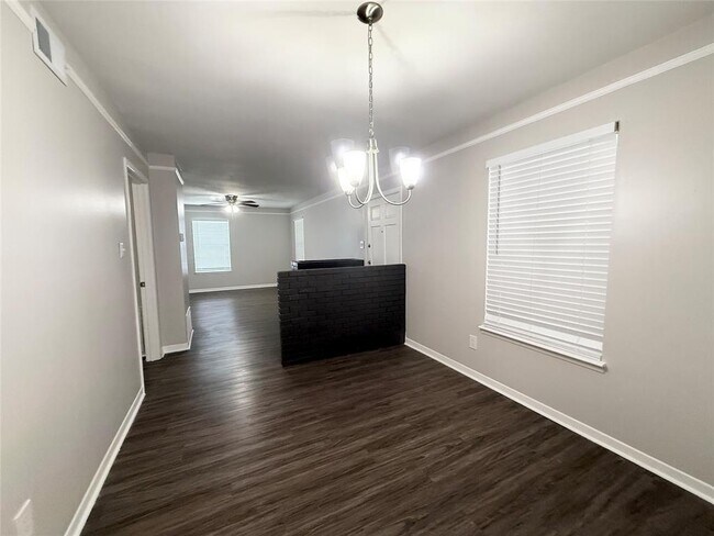Building Photo - 500 Willow Dr