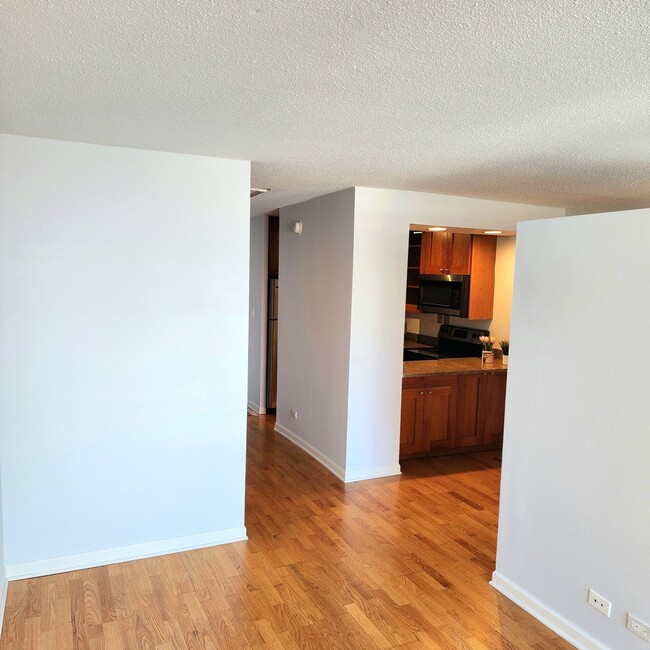 Foto del edificio - 450 W Briar Pl
