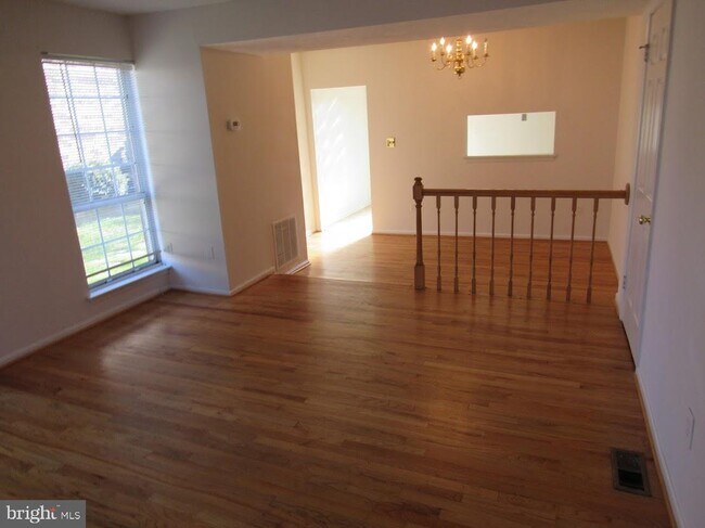 Building Photo - 9061 Pickwick Village Terrace