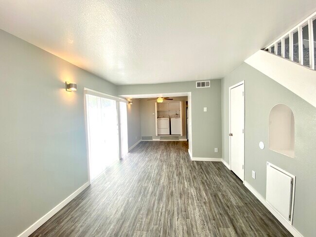 Building Photo - 1/2 Off First Month! Remodeled Townhome in...