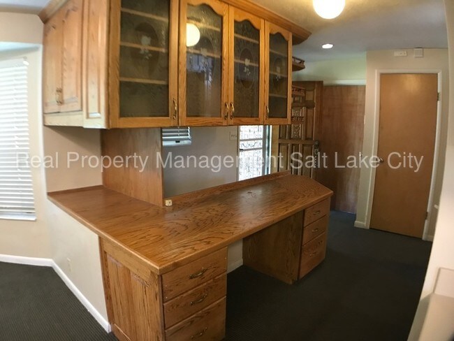 Building Photo - Large 6 Bedroom Rambler!