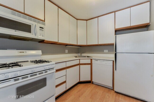 Foto del edificio - Spacious 2 Bed 2 Bath, East Lakeview