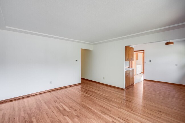 Building Photo - Charming 3 bed, 1.5 bath rental home in SE Portland!