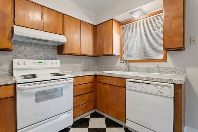 Building Photo - Beautiful 1 bedroom across from Providence...