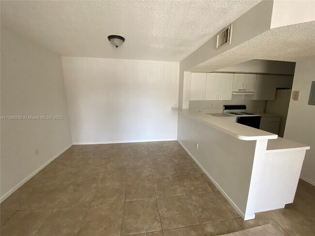Foto del edificio - 18820 NW 57th Ave