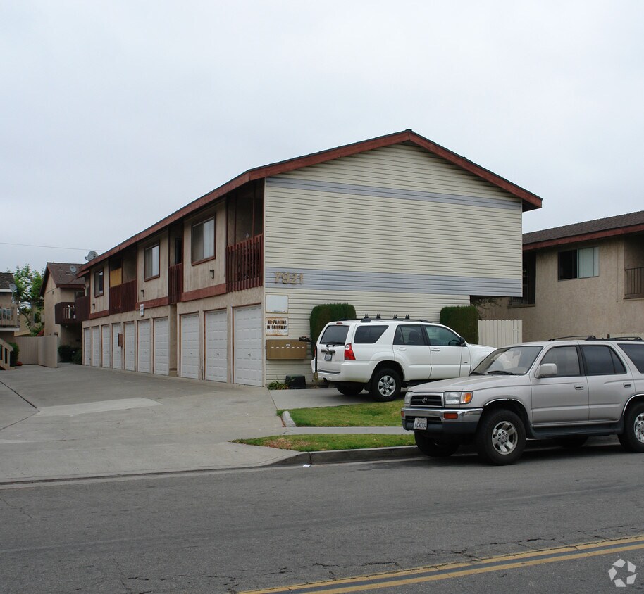 Primary Photo - 7921 Stark St