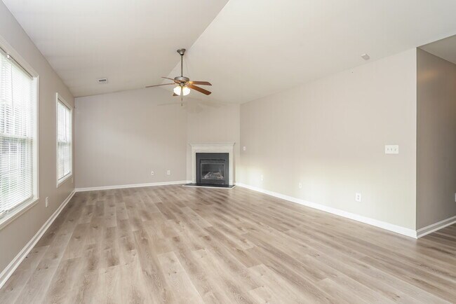 Foto del edificio - 4031 Village Park Ct