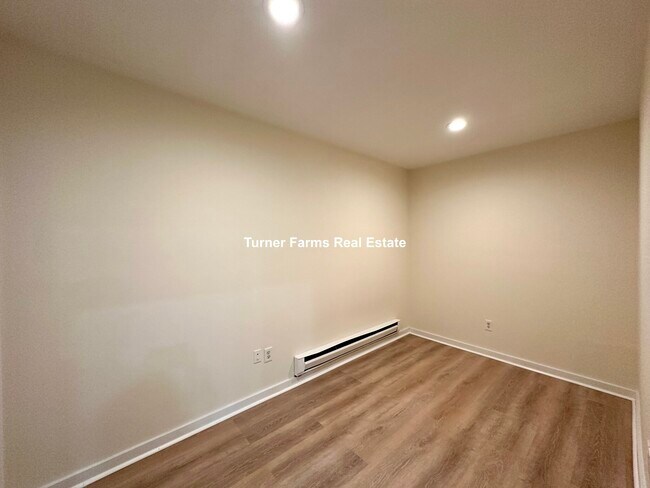 Building Photo - 448 Park Dr