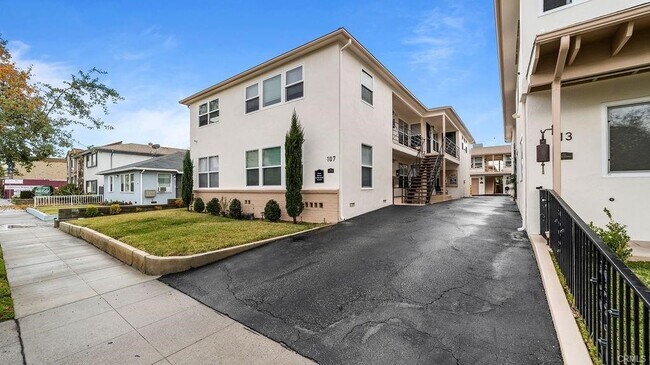 Foto del edificio - 107 N 1st St