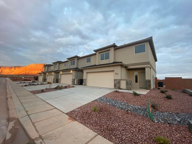 Foto del edificio - 3 Bedroom Townhome. Water, Sewer, and Garbage Included!