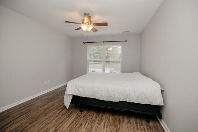 Foto del edificio - Charming 3-Bedroom Goose Creek Home with Attached Garage